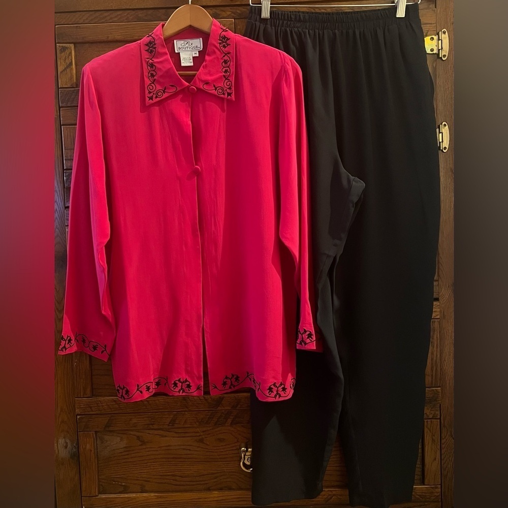 VTG 100% Silk 2-Pc Embroidered Top & Pant Set in Pink & Black color Size M NWT